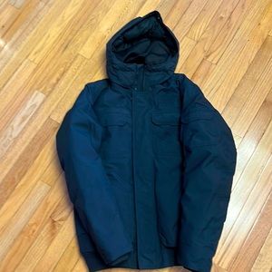 North Face Men coat in black size S. Coat is gently used in excellent condition